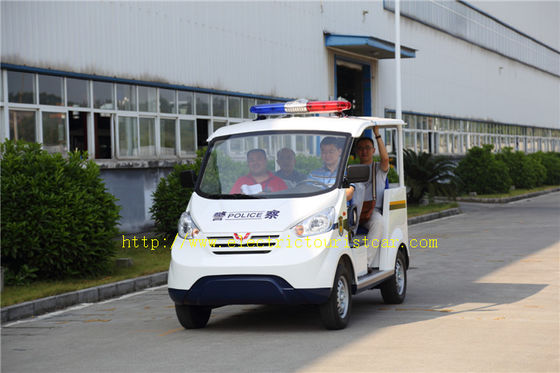 La pattuglia della polizia elettrica del multi passeggero di colore 4 per crociera di sicurezza si accende con prudenza